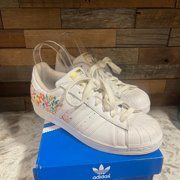 adidas Shoes - adidas Superstar Flowers 8.5
